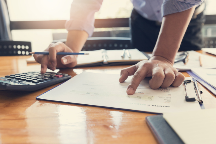 Long Beach personal injury lawyer calculating vehicle repair costs